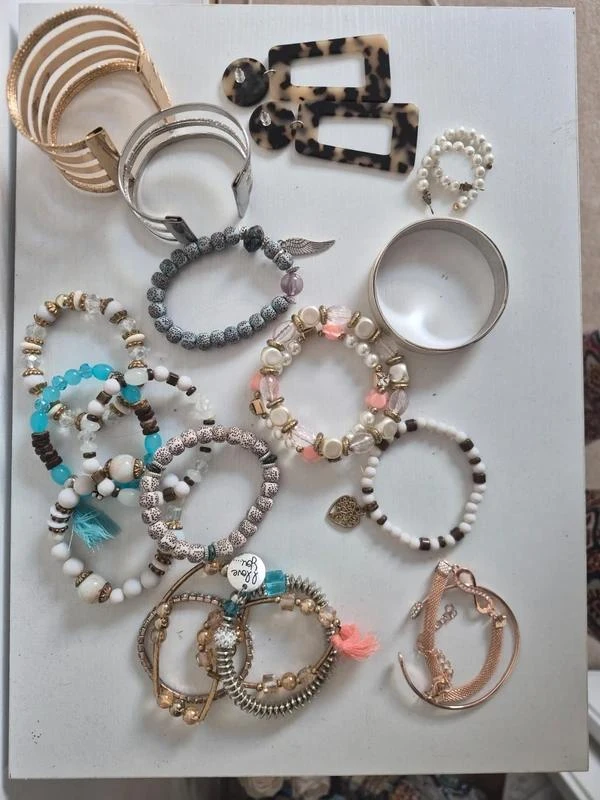Lot de bijoux fantaisie bracelets boucles oreilles pince a cheveux vintage